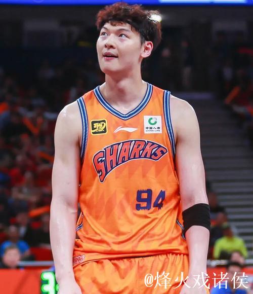 王哲林24+16上海5人上双胜深圳 布莱德索21+11